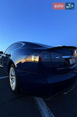 Лифтбек Tesla Model S 2015 в 