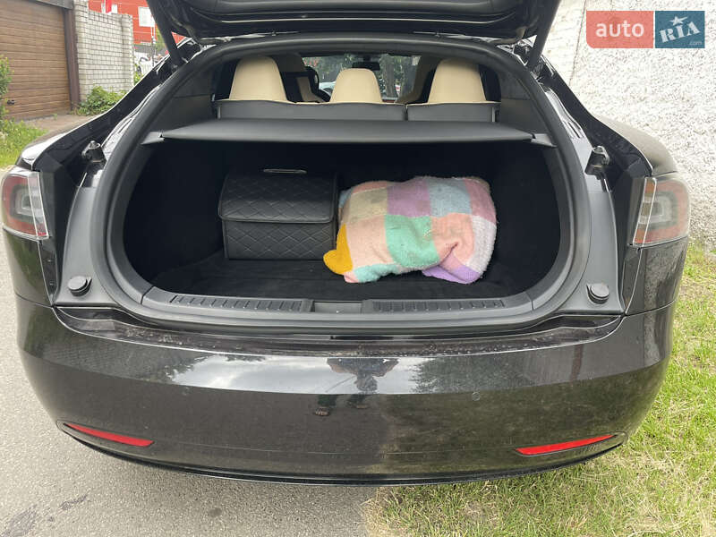 Лифтбек Tesla Model S 2016 в Киеве