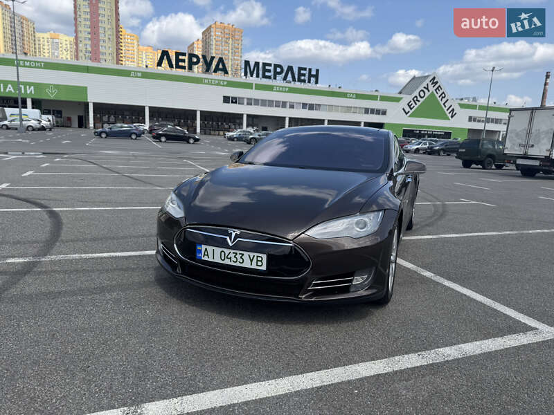Лифтбек Tesla Model S 2013 в 