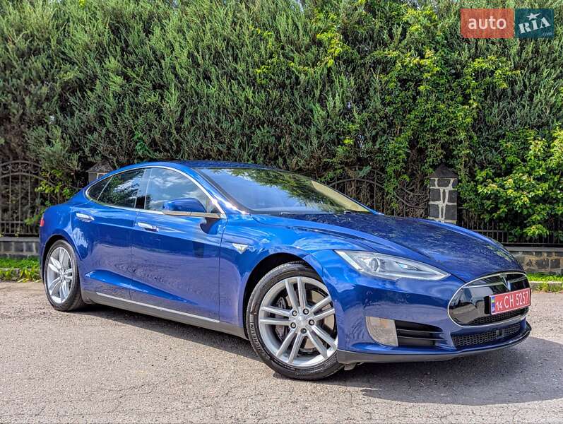 Лифтбек Tesla Model S 2015 в 