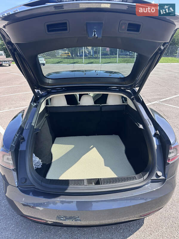 Лифтбек Tesla Model S 2017 в Житомире