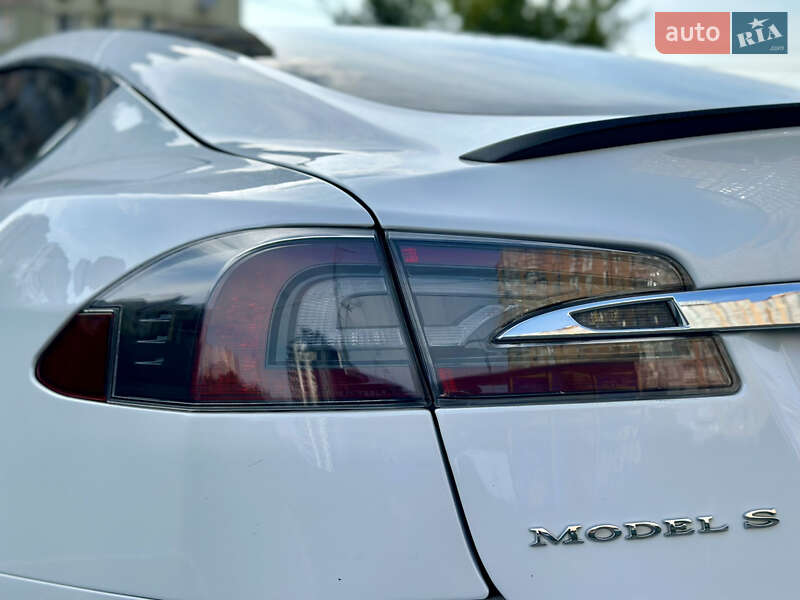 Лифтбек Tesla Model S 2015 в Киеве