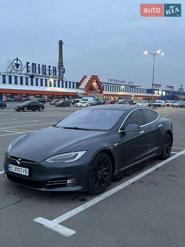 Ліфтбек Tesla Model S 2016 в Львові