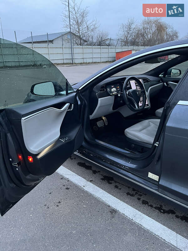 Ліфтбек Tesla Model S 2016 в Львові