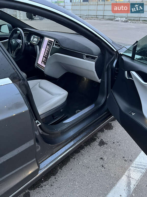 Ліфтбек Tesla Model S 2016 в Львові