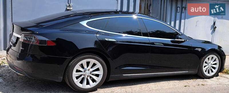 Лифтбек Tesla Model S 2015 в 