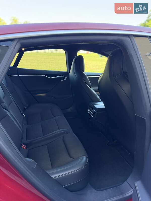 Лифтбек Tesla Model S 2017 в Радехове