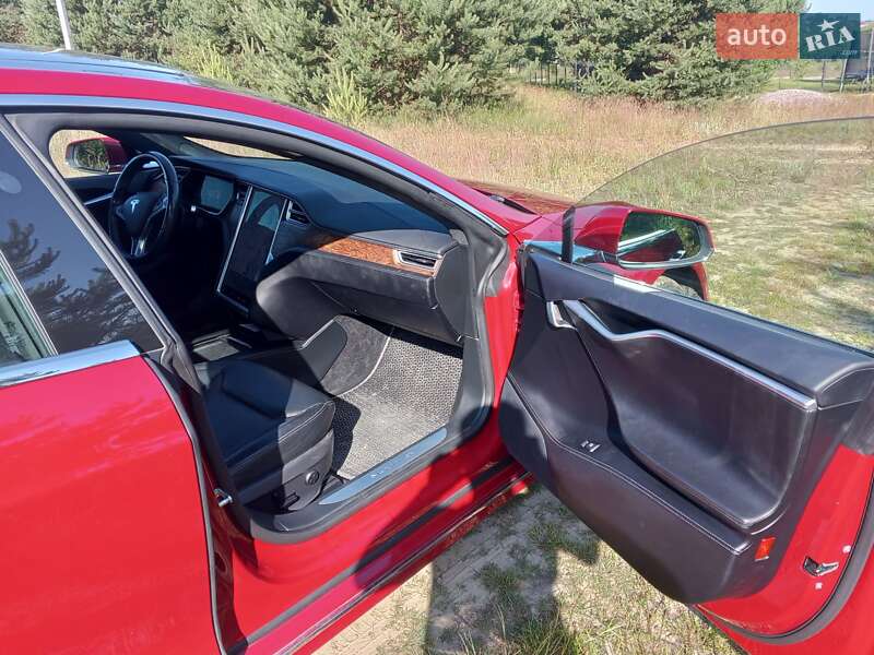 Лифтбек Tesla Model S 2016 в Новояворовске