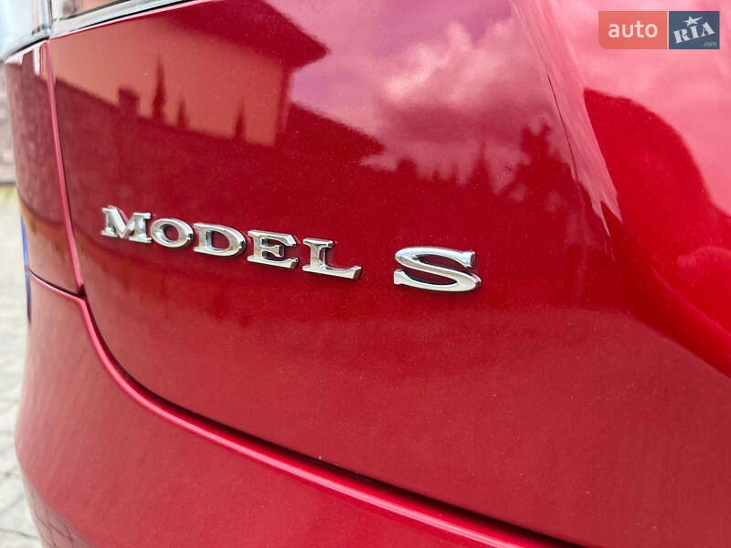 Лифтбек Tesla Model S 2017 в Ровно