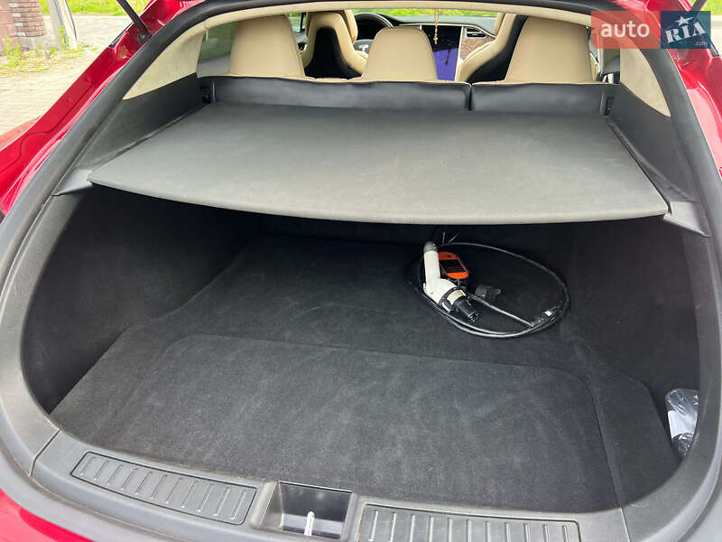 Лифтбек Tesla Model S 2017 в Ровно