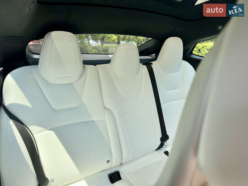 Лифтбек Tesla Model S 2018 в Черновцах