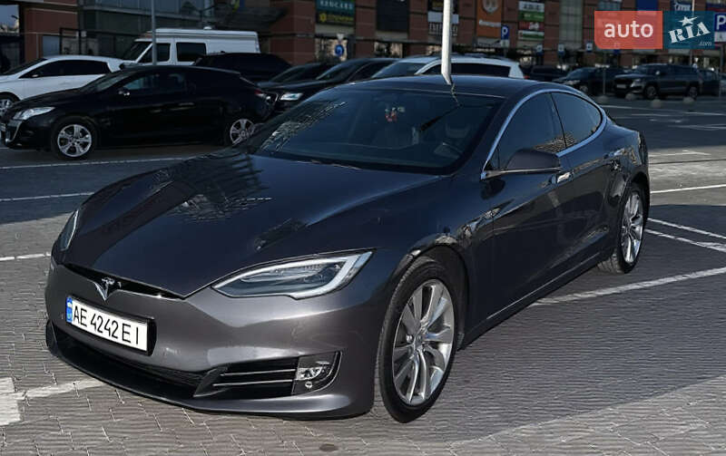 Лифтбек Tesla Model S 2016 в 