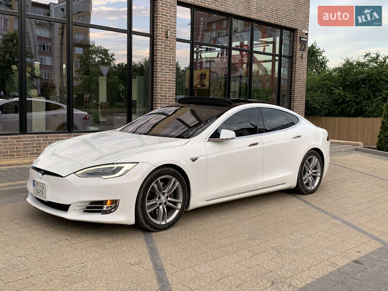 Лифтбек Tesla Model S 2016 в Ивано-Франковске