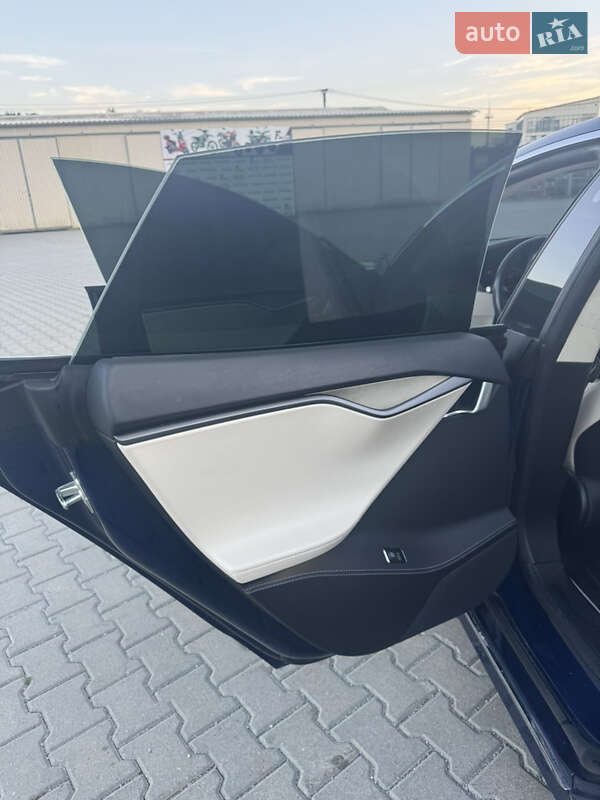 Лифтбек Tesla Model S 2018 в Черновцах