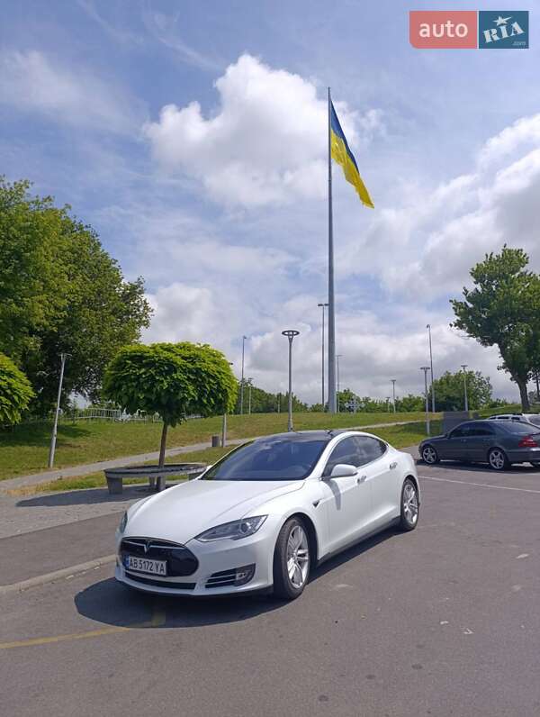 Tesla Model S 2015