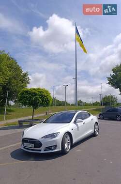 Лифтбек Tesla Model S 2015 в 