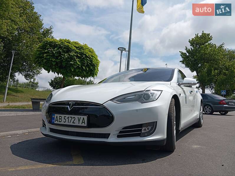 Лифтбек Tesla Model S 2015 в Виннице