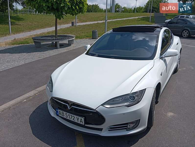 Лифтбек Tesla Model S 2015 в Виннице