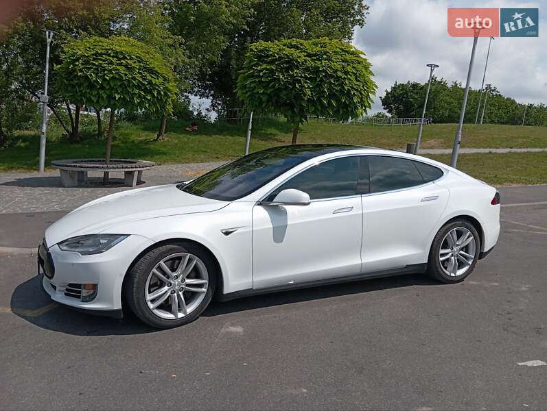 Лифтбек Tesla Model S 2015 в Виннице