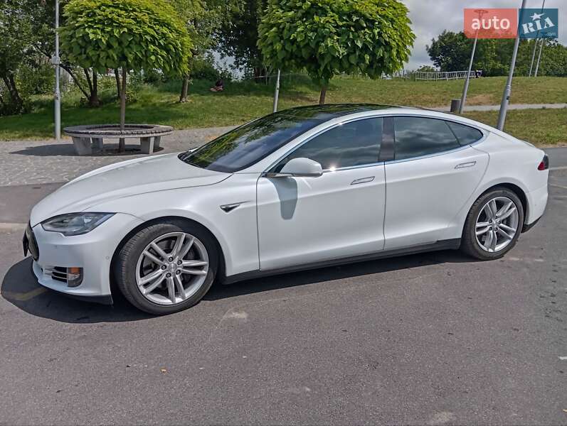 Лифтбек Tesla Model S 2015 в Виннице