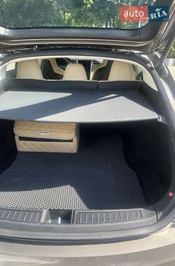 Лифтбек Tesla Model S 2015 в 