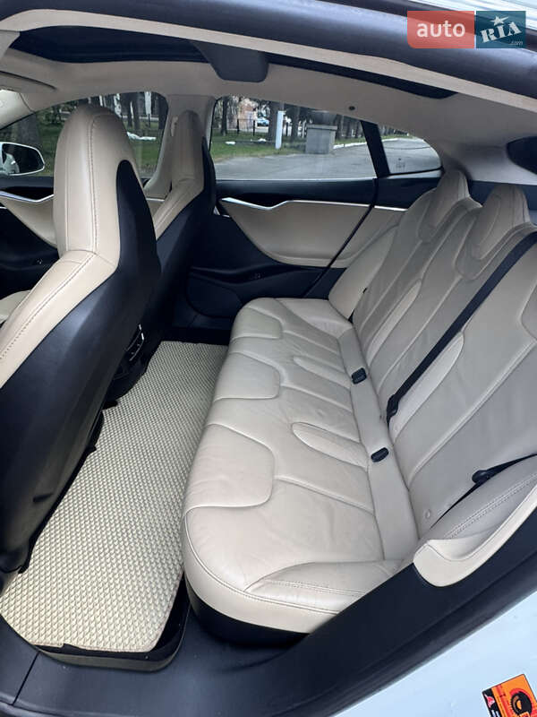 Лифтбек Tesla Model S 2014 в Умани