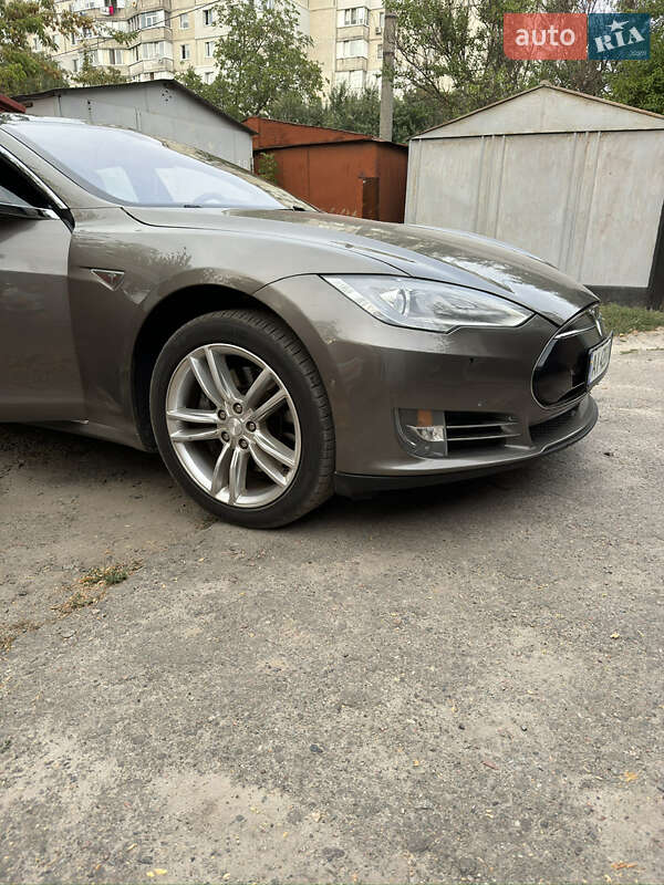 Лифтбек Tesla Model S 2015 в Белой Церкви