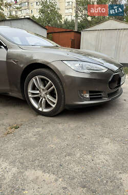 Лифтбек Tesla Model S 2015 в 