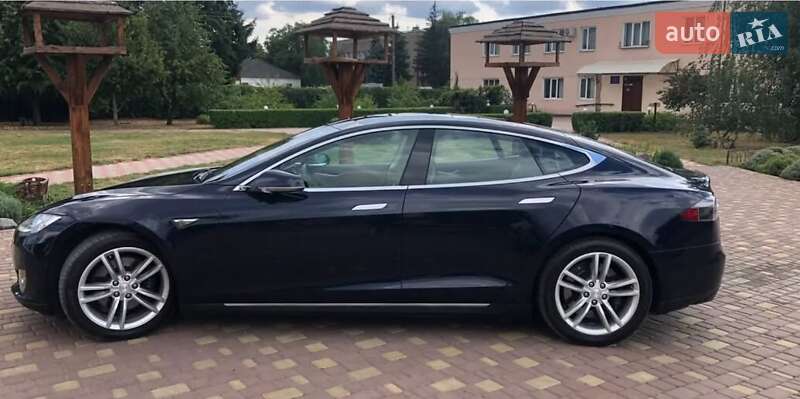 Лифтбек Tesla Model S 2015 в 