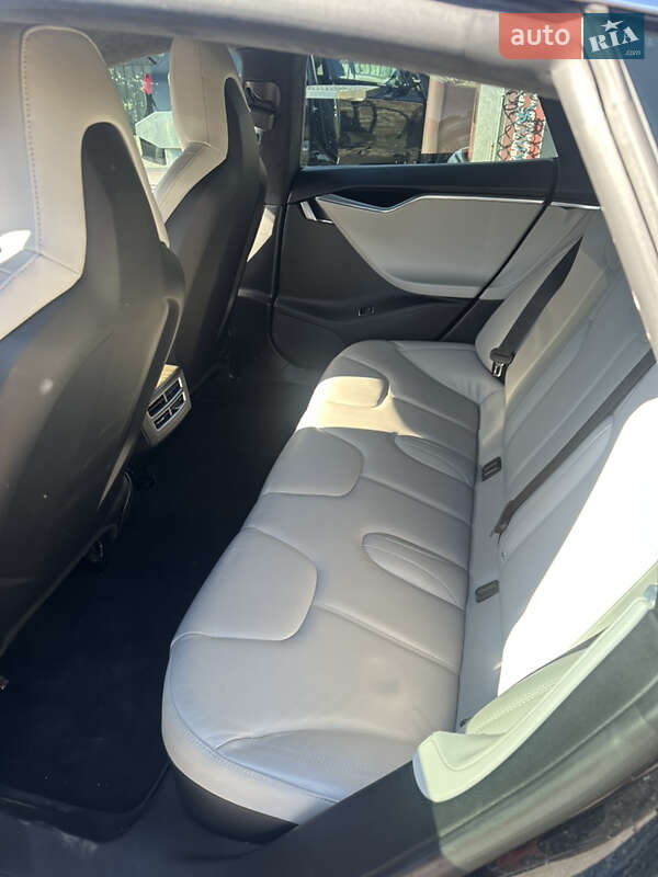 Лифтбек Tesla Model S 2015 в Львове
