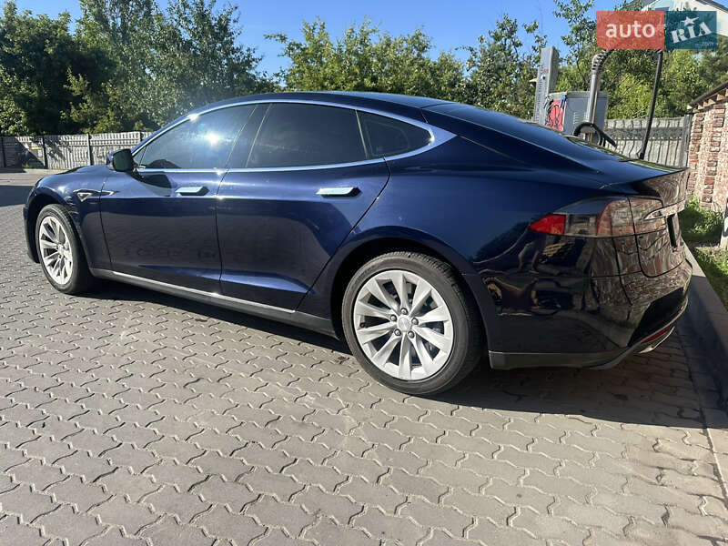 Лифтбек Tesla Model S 2015 в Львове