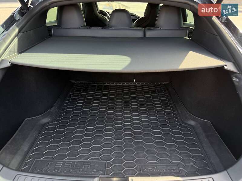 Лифтбек Tesla Model S 2017 в Кривом Роге