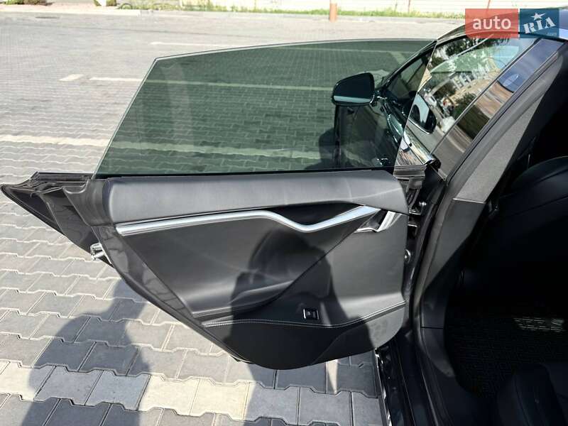 Лифтбек Tesla Model S 2017 в Кривом Роге