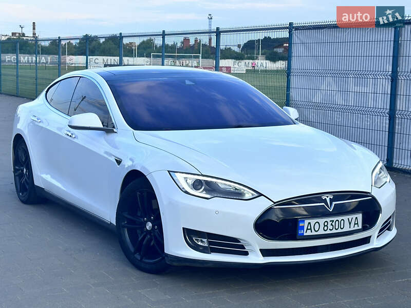 Лифтбек Tesla Model S 2016 в Ужгороде