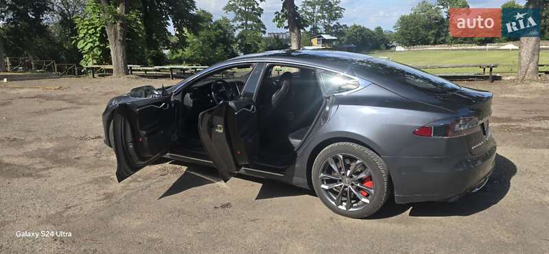 Лифтбек Tesla Model S 2017 в Ивано-Франковске