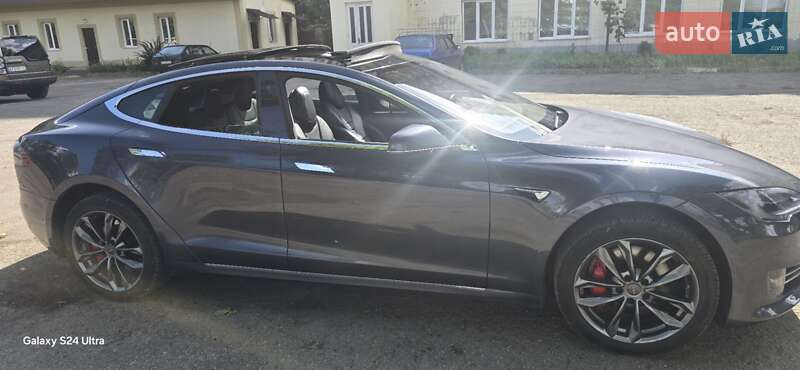 Лифтбек Tesla Model S 2017 в Ивано-Франковске