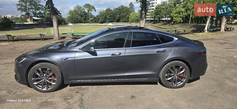 Лифтбек Tesla Model S 2017 в Ивано-Франковске