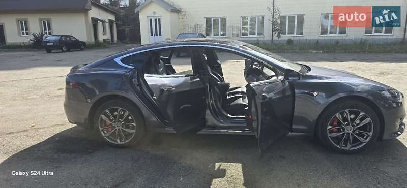 Лифтбек Tesla Model S 2017 в Ивано-Франковске