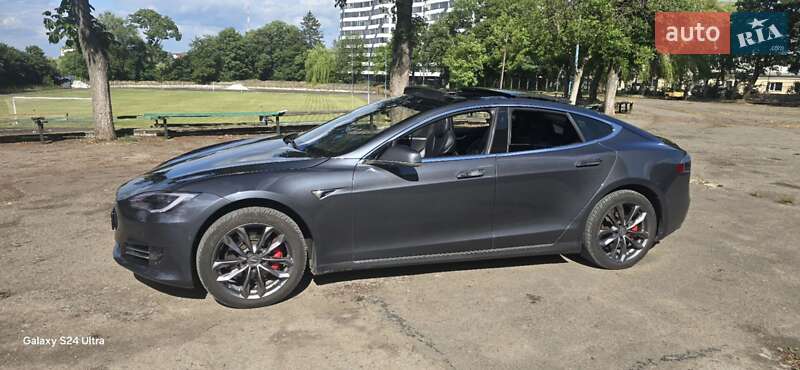 Лифтбек Tesla Model S 2017 в Ивано-Франковске