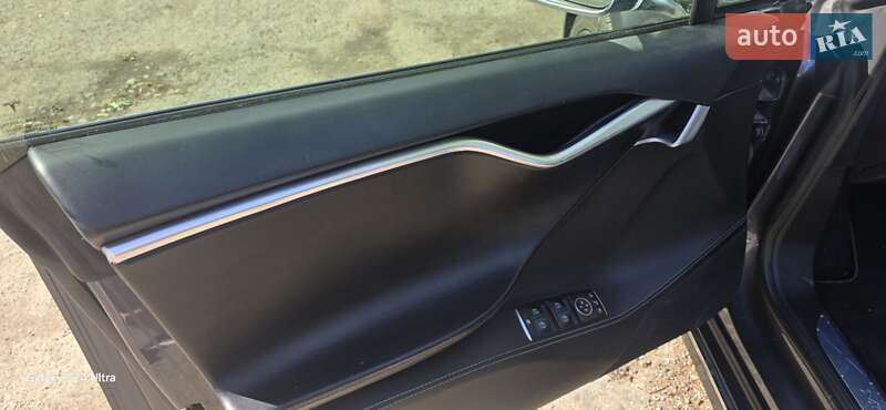 Лифтбек Tesla Model S 2017 в Ивано-Франковске