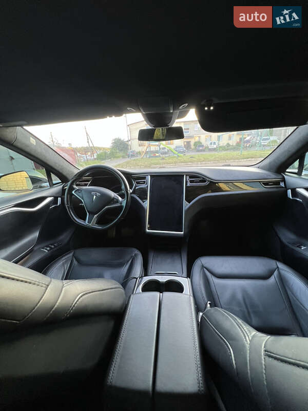 Лифтбек Tesla Model S 2016 в Львове