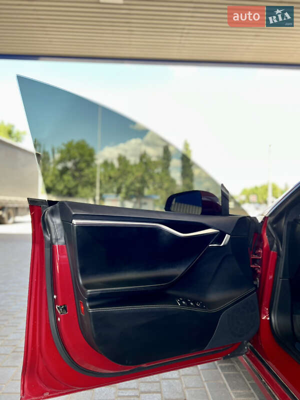Лифтбек Tesla Model S 2016 в Николаеве
