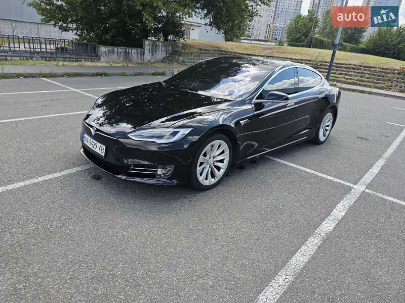Лифтбек Tesla Model S 2018 в Киеве
