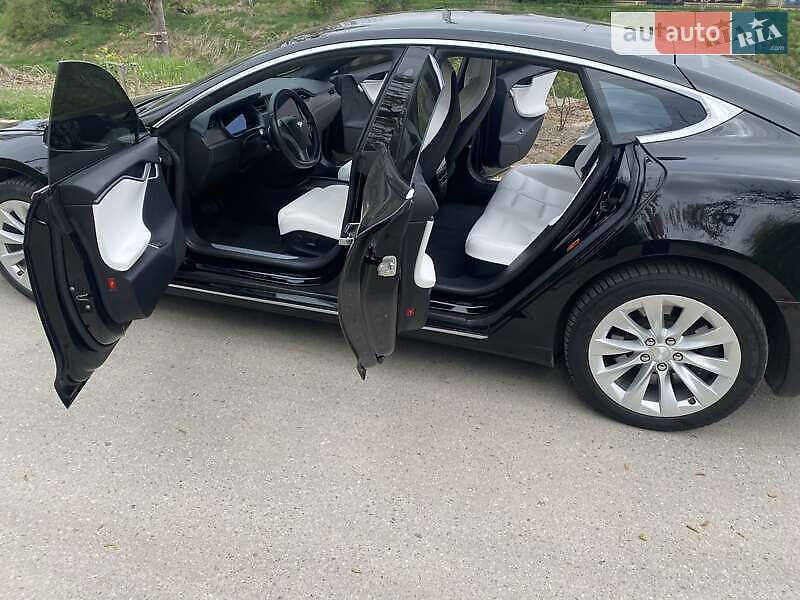 Лифтбек Tesla Model S 2018 в Киеве