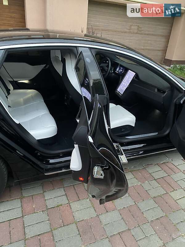 Лифтбек Tesla Model S 2018 в Киеве