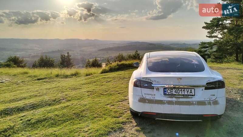 Ліфтбек Tesla Model S 2016 в Чернівцях
