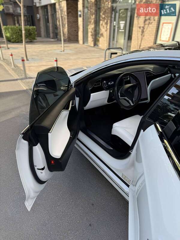 Лифтбек Tesla Model S 2017 в Киеве