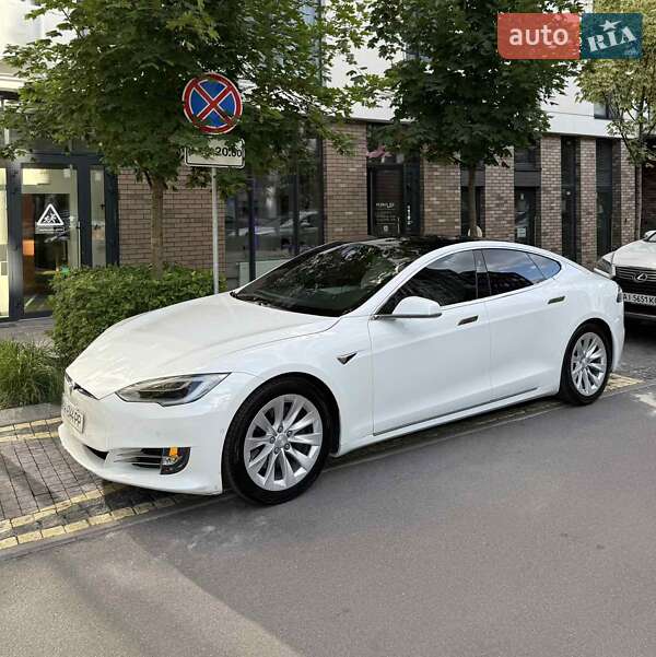 Лифтбек Tesla Model S 2017 в Киеве