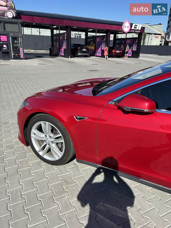 Лифтбек Tesla Model S 2016 в Львове