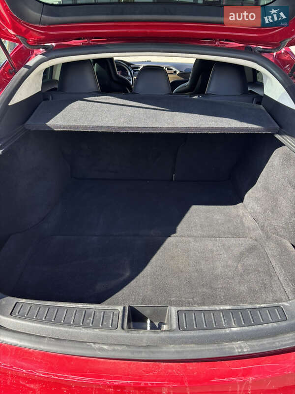 Лифтбек Tesla Model S 2016 в Львове